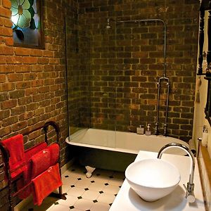 Cream Queen Suite